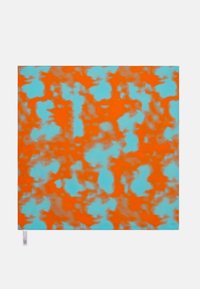 Tissu à motif abstrait présentant des couleurs orange vif et bleu clair avec des formes organiques floues et une texture lisse.