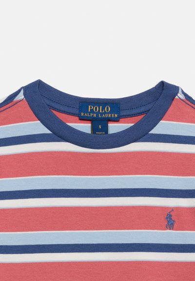 Μπλούζα με ριγέ σχέδιο και στρογγυλή λαιμόκοψη, με κόκκινες, γαλάζιες, ναυτικές και λευκές οριζόντιες ρίγες, με ετικέτα Polo Ralph Lauren και κεντημένο λογότυπο.