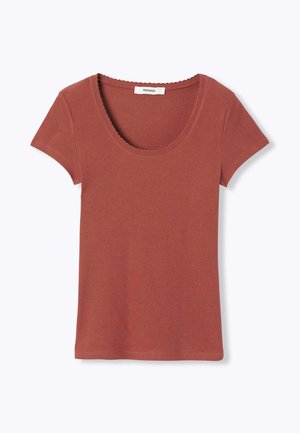 T-shirt en coton couleur rouille, manches courtes et encolure dégagée, avec des bords festonnés au col, présenté à plat sur fond blanc.
