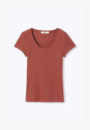 T-shirt en coton couleur rouille, manches courtes et encolure dégagée, avec des bords festonnés au col, présenté à plat sur fond blanc.