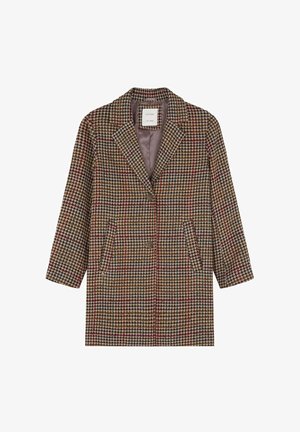 Blazer marrone a quadri con colletto a revers, due tasche frontali e chiusura con bottoni. Il tessuto presenta intricati motivi a pied de poule e a quadri.