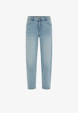 Šviesiai mėlynos spalvos džinsai tiesiomis kojomis, su penkiomis kišenėmis, sagos užsegimu ir subtiliais raukšlelių raštais. Minkšta tekstūra ir klasikinis prigludimas.