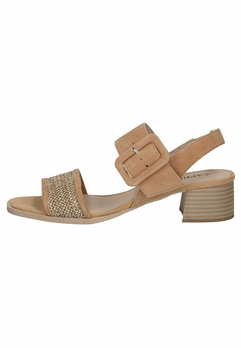 Tan suède sandaal met een geweven band, brede gesp en een gestructureerde blokhak. Open-teen ontwerp en verstelbare slingback.