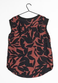 Top senza maniche rosso e nero con un motivo floreale, realizzato in tessuto morbido, dotato di scollo rotondo e orlo leggermente curvo.