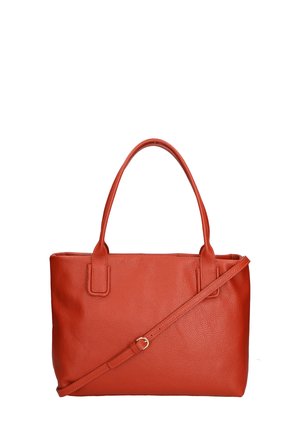 Sac fourre-tout en cuir rouge avec deux poignées courtes et une bandoulière amovible. Surface texturée, forme rectangulaire, aucun matériel visible.