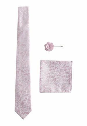 Cravate rose clair, pochette et boutonnière florale. Tissu texturé avec motif floral en relief, forme élégante et finition lisse.