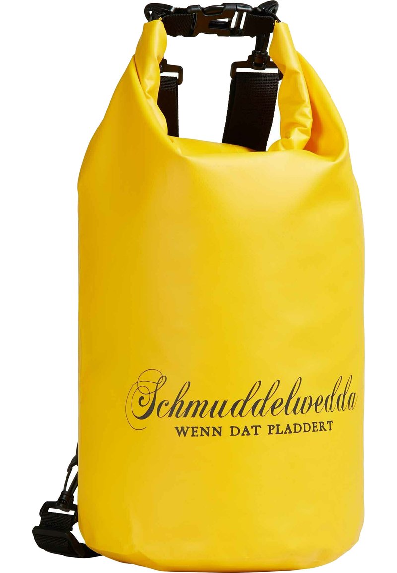 Sac à dos imperméable jaune en matériau durable, avec une fermeture enroulable et une sangle noire ajustable avec une boucle. Texte noir imprimé à l'avant.