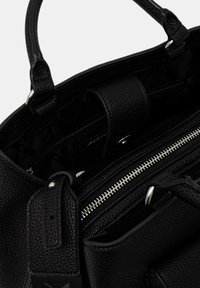 Borsa a tracolla in pelle nera con superficie testurizzata, compartimenti con zip e dettagli in metallo argentato. L'interno include più tasche per l'organizzazione.