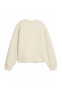 Sudadera color crema con un ajuste relajado, mangas anchas y cuello redondo. Textura suave, sin patrones visibles ni detalles de hardware.