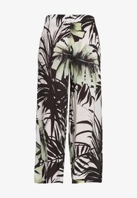 Lehké kalhoty volného střihu s potiskem černých a zelených palmových listů na bílém pozadí; mají elastický pás a široké nohavice.