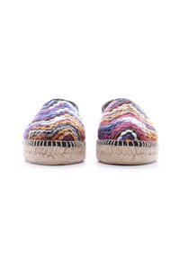 Espadrilles multicolores con una parte superior de tela trenzada que presenta patrones de olas, suela de yute y costuras negras a lo largo de los bordes.