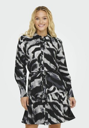 Robe chemise noire et grise avec un devant boutonné, des manches longues, une taille ceinturée et une jupe à niveaux ornée d'un motif animal abstrait.
