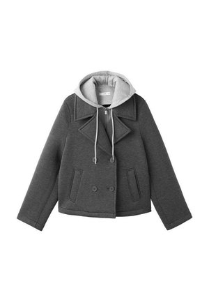 Chaqueta gris corta con diseño de doble botonadura, gran collar y capucha gris. Presenta dos bolsillos laterales y una tela suave y texturizada.