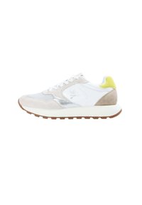 Sneaker leggere caratterizzate da una combinazione di tomaia sintetica bianca, accenti in suede grigi e un tab in giallo sul tallone, con una suola testurizzata.