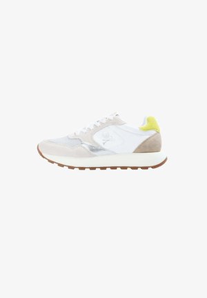 Leichte Sneakers in einer Kombination aus weißem Synthetik-Obermaterial, grauen Wildlederakzenten und einer gelben Fersenschlaufe, mit einer strukturierten Sohle.