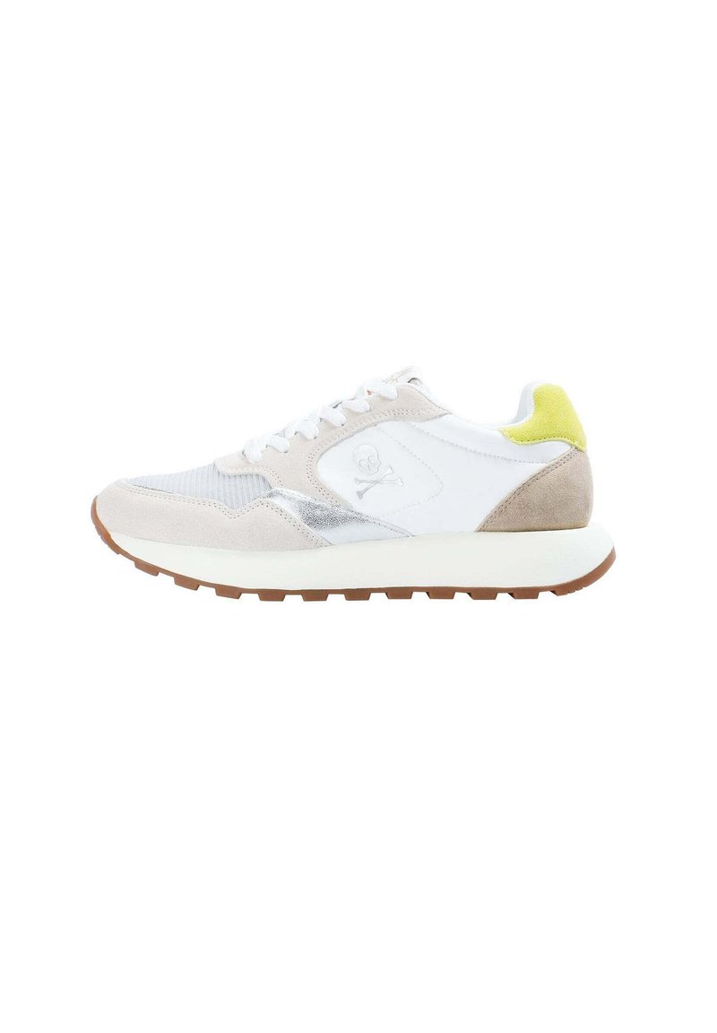 Sneaker leggere caratterizzate da una combinazione di tomaia sintetica bianca, accenti in suede grigi e un tab in giallo sul tallone, con una suola testurizzata.