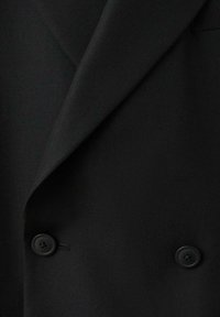 Schwarzer, doppelt geknöpfter Blazer aus glattem Stoff mit Reverskragen und zwei schwarzen Knöpfen auf der Vorderseite, der eine saubere Nahtführung zeigt.