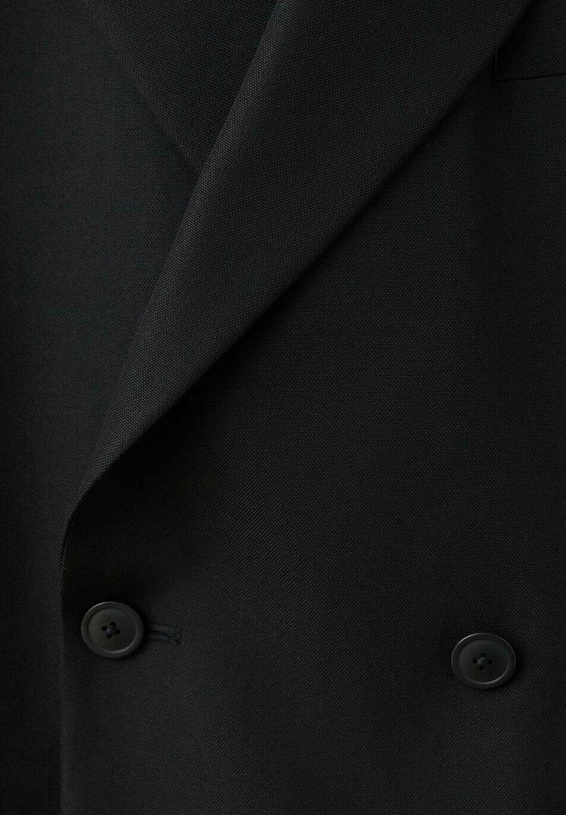 Schwarzer, doppelt geknöpfter Blazer aus glattem Stoff mit Reverskragen und zwei schwarzen Knöpfen auf der Vorderseite, der eine saubere Nahtführung zeigt.