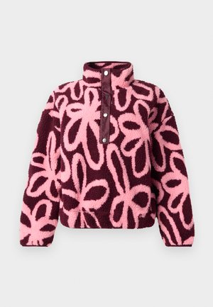 Fuzzy langærmet pullover med høj hals, med trykknaplukning, prydet med abstrakte blomster i pink og burgunder.