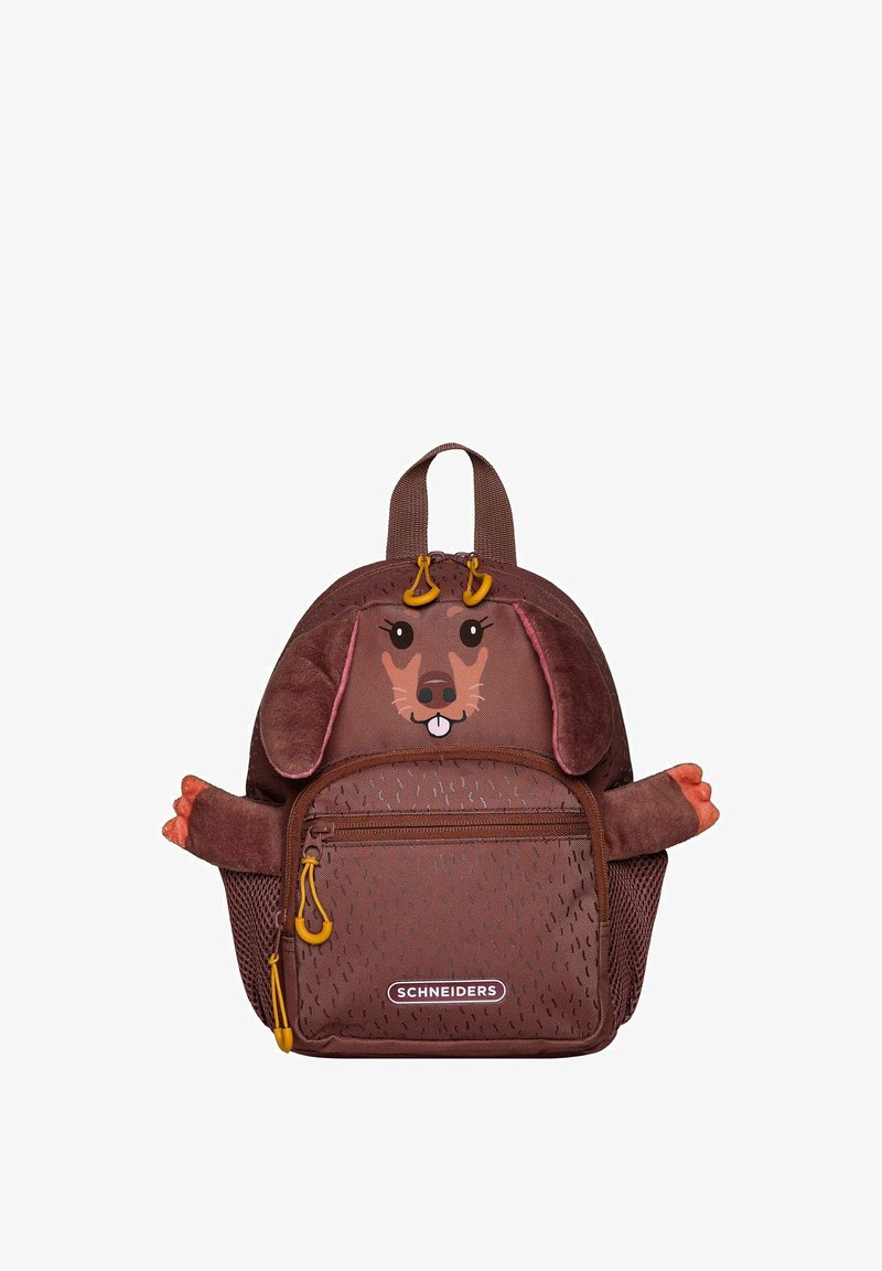 Mochila de felpa marrón con forma de dachshund, con detalles faciales bordados, detalles de malla y doble cremallera con tiradores amarillos.