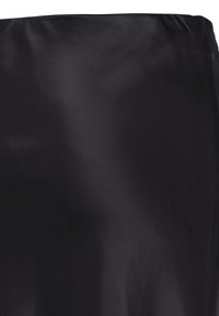 Tissu satin noir lisse avec de légers plis et un éclat subtil, remplissant tout le cadre.