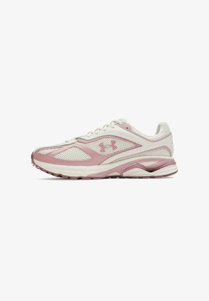 Chaussure de sport légère avec une tige en mesh rose et blanche, un amorti au niveau de la semelle intermédiaire, une semelle extérieure en caoutchouc texturé et des détails réfléchissants.