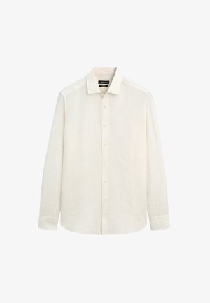 Langärmliges cremefarbenes Leinenhemd mit Knopfleiste vorne und Kragen, flach auf weißem Hintergrund ausgebreitet.
