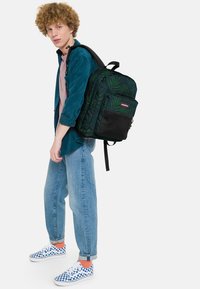 Eastpak PINNACLE - Reppu - flow palming