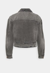 Šedá džínová bunda s krátkým střihem, dlouhými rukávy, klasickým límcem a jemným vyblednutím, která má knoflíkové detaily na manžetách.