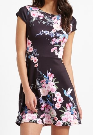Sort kortærmet kjole med mønster i pink og blå blomster og en lille blå kolibri nær kanten.
