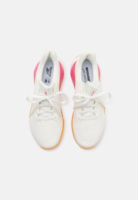 Scarpe sportive bianche con accenti rosa e arancione; tomaia in rete e punta tonda; lacci piatti; soletta imbottita con etichetta "Comfort".