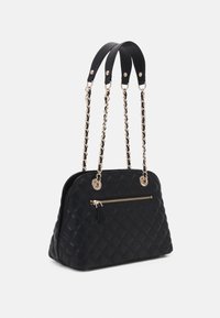 Musta tikattu käsilaukku, jossa kullanväriset metalliosat, kaksinkertaiset nahka- ja ketjusäätimet, vetoketjullinen etutasku ja jämäkkä muoto.