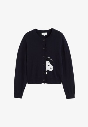 Cardigan tricoté bleu marine à manches longues, col rond, six boutons noirs, et motif graphique blanc de Snoopy sur le devant.