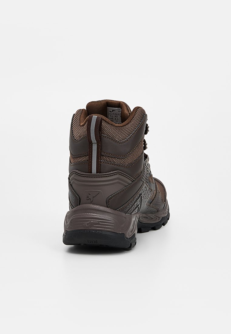 Bota de senderismo marrón con material sintético texturizado, diseño de altura media, talón reforzado y acentos grises contrastantes. Suela de goma con patrón de agarre.