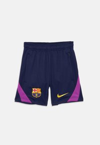 Mørkeblå sportsshorts med lilla sidelapper, FC Barcelona-emblem på venstre bein, og gul Nike-svimse på høyre bein.