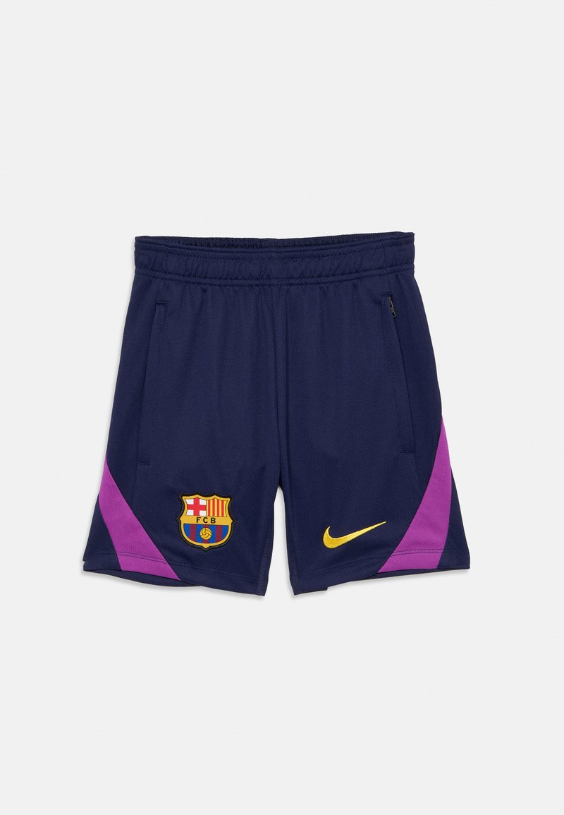 Granatowe spodenki sportowe z fioletowymi bocznymi panelami, herb FC Barcelony na lewej nodze i żółty swoosh Nike na prawej nodze.