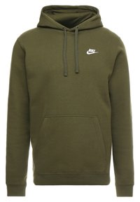 Oliivinvihreä huppari, valmistettu pehmeästä kankaasta, jossa on etutasku, ribbineulotut hihansuut ja pieni valkoinen Nike-logo rinnassa.