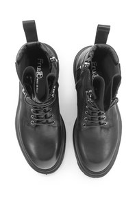Stivali alla caviglia in pelle nera con punta rotonda, chiusura con lacci nella parte anteriore, dettagli in metallo argentato e un piccolo passante sul retro. Interno testurizzato.