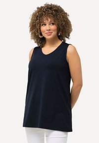 Top senza maniche di colore blu navy con scollatura a V, realizzato in un tessuto liscio, caratterizzato da una vestibilità comoda e fessure laterali sull'orlo.