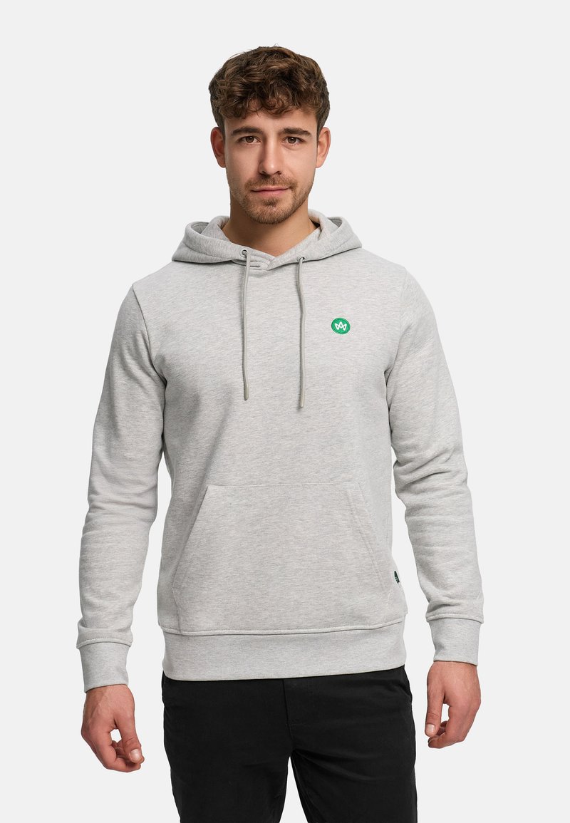 Grå huvtröja med en kenguruficka, dragsko i luvan och en liten grön logotyp på bröstet. Har ribbade muddar och fåll.