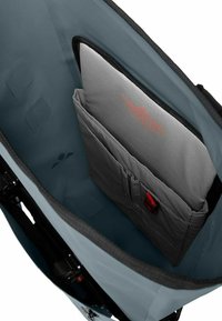 Grijs laptop-tas interieur met een zachte gevoerde compartiment, afgewerkt met een rode accent en textuurpanelen voor organisatie en bescherming.