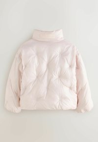 Lichtroze pufferjack met een hoge kraag, voorzien van een geborduurd ontwerp, elastische manchetten en een klein logotag aan de achterkant.