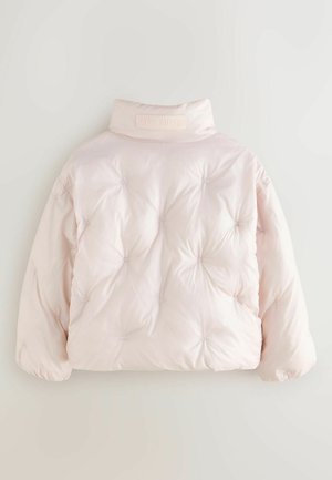 Gaiši rozā pūkainā jaka ar augstu apkakli, ar kvadrātveida šuvēm, elastīgām piedurknēm un mazu logotipa birku uz muguras.