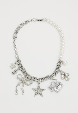 Sidabrinė grandinė su perlų akcentais, su žavesiais: žvaigždė, lankelis, žaislų maišelis ir dekoratyvūs elementai su skaidriais rhinestones.