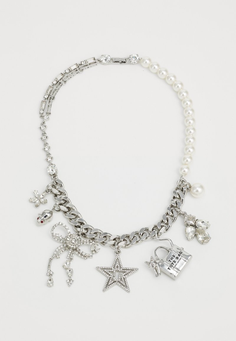 Hõbedane kettkaelakee, millel on pärlitooted, ja millel on ripatsid: täht, muskaan, mänguasjakott ning dekoratiivsed elemendid, millel on selged rhinestone'id.