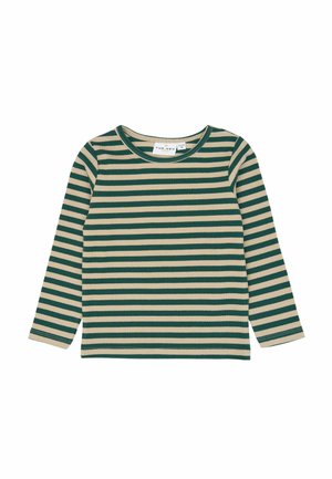 Geribd shirt met lange mouwen, groene en beige horizontale strepen en een ronde hals, maat 92, plat liggend op een witte achtergrond.