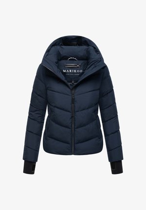 Giacca a vento blu navy con cappuccio staccabile, chiusura con zip frontale, polsini elasticizzati e design trapuntato. Presenta un'etichetta con logo all'interno del colletto.