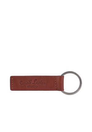 Brauner Leder-Schlüsselanhänger mit Metallring und eingeprägtem Text "Gusti Leder studio" am Lederband.