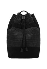 Mochila negra con cordón, que presenta una textura tejida con un panel inferior liso, materiales en contraste y forma cilíndrica.