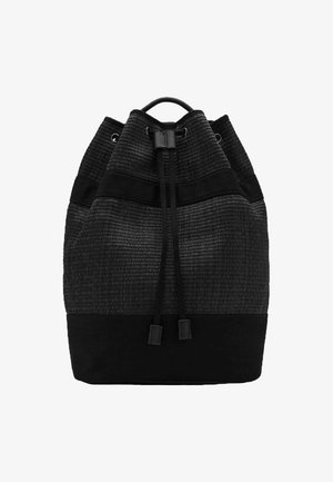Sac à dos noir à cordon de serrage avec une texture tissée, un panneau inférieur lisse, des matériaux contrastés et une forme cylindrique.